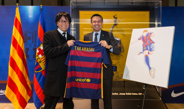 Tác giả Takahashi trong chuyến thăm Camp Nou – sân nhà của CLB Barcelona.